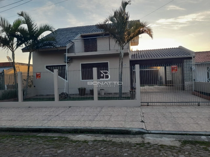 Sobrado a venda com 3 dormitórios em Atlântida Sul: 1ª foto da galeria de imagens do imóvel