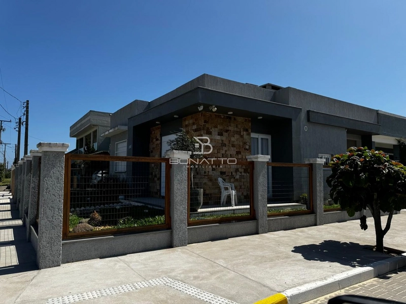 Casa à venda em Atlântida Sul, com 3 dormitórios, frente leste: 1ª foto da galeria de imagens do imóvel