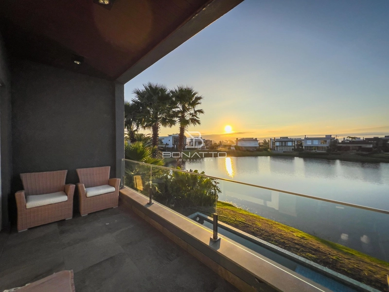 Casa à venda com 4 suites beira lago: 47ª foto da galeria de imagens do imóvel