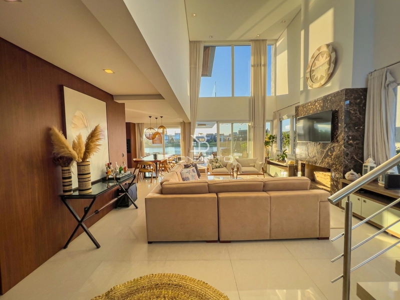Casa à venda com 4 suites beira lago: 3ª foto da galeria de imagens do imóvel