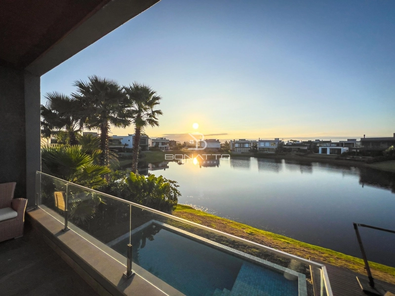 Casa à venda com 4 suites beira lago: 33ª foto da galeria de imagens do imóvel