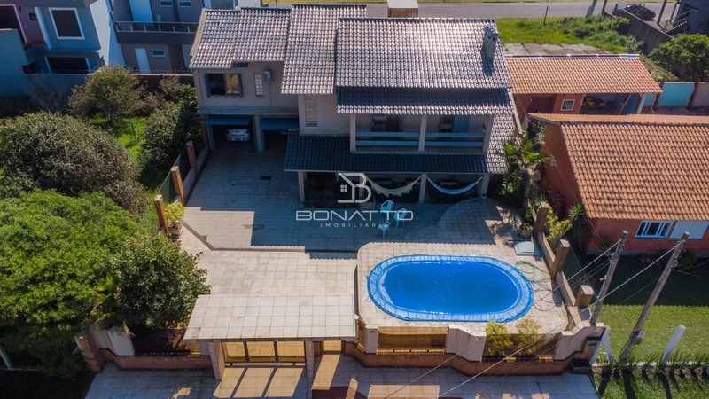 Sobrado com piscina a venda em Imbé: 1ª foto da galeria de imagens do imóvel