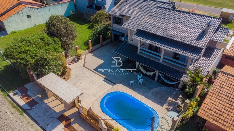 Sobrado com piscina a venda em Imbé: 3ª foto da galeria de imagens do imóvel