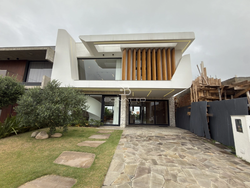 Beira lago em condomínio fechado: 2ª foto da galeria de imagens do imóvel