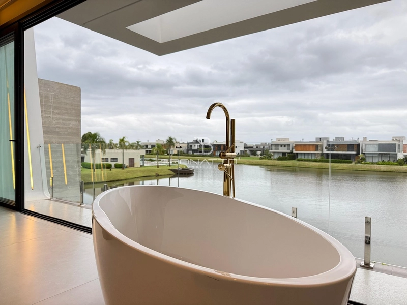 Beira lago em condomínio fechado: 31ª foto da galeria de imagens do imóvel