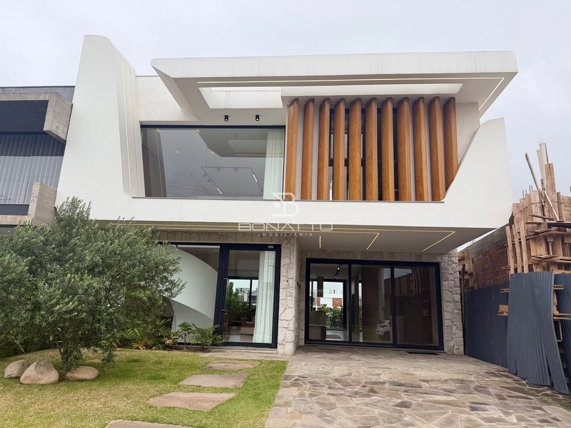 Beira lago em condomínio fechado