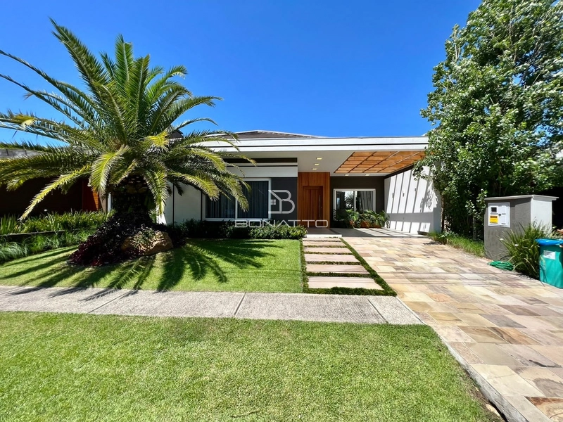 Beira lago em condomínio fechado: 2ª foto da galeria de imagens do imóvel