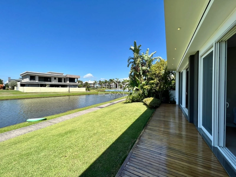 Beira lago em condomínio fechado: 3ª foto da galeria de imagens do imóvel