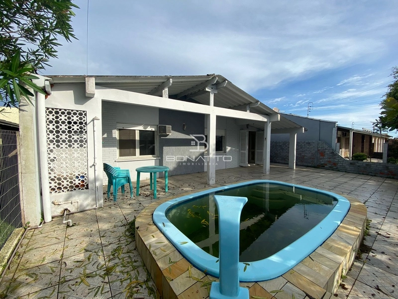 Casa com piscina em Atlântida Sul: 2ª foto da galeria de imagens do imóvel