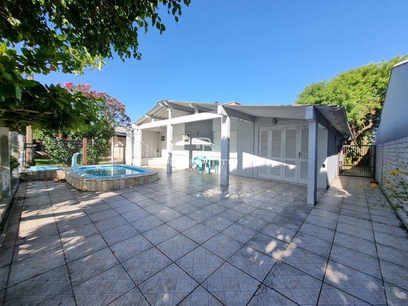 Casa com piscina em Atlântida Sul: 4ª foto da galeria de imagens do imóvel