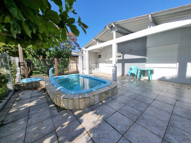 Casa com piscina em Atlântida Sul: 3ª foto da galeria de imagens do imóvel