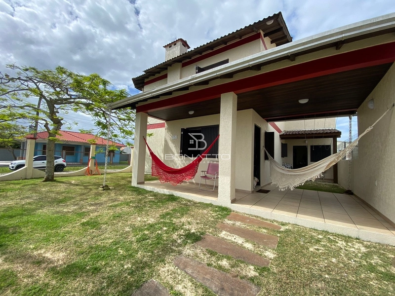 Casa em Atlântida Sul: 2ª foto da galeria de imagens do imóvel