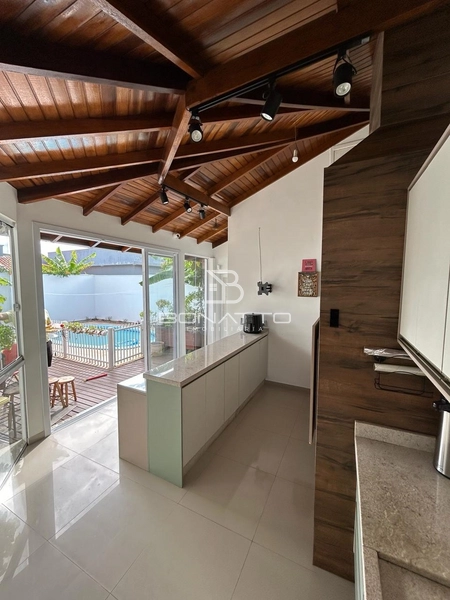 Casa com piscina: 6ª foto da galeria de imagens do imóvel