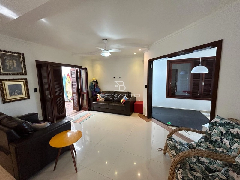 Casa com piscina: 10ª foto da galeria de imagens do imóvel