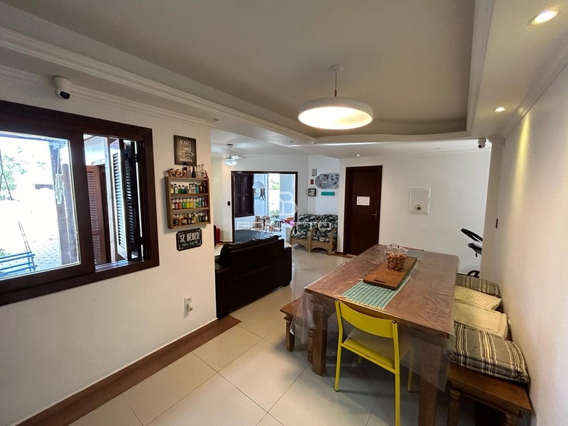 Casa com piscina: 9ª foto da galeria de imagens do imóvel