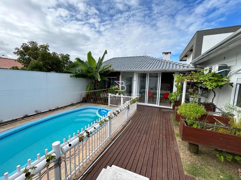 Casa com piscina: 21ª foto da galeria de imagens do imóvel