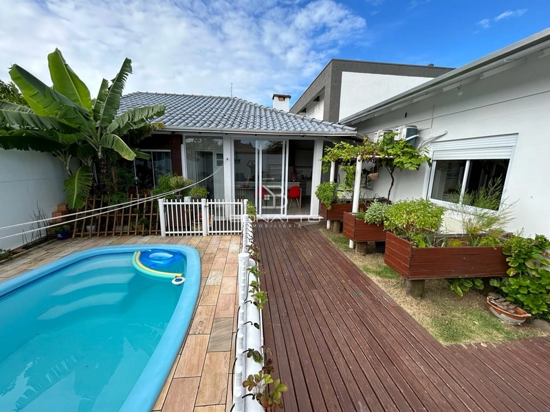 Casa com piscina: 22ª foto da galeria de imagens do imóvel