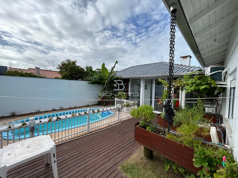 Casa com piscina: 24ª foto da galeria de imagens do imóvel