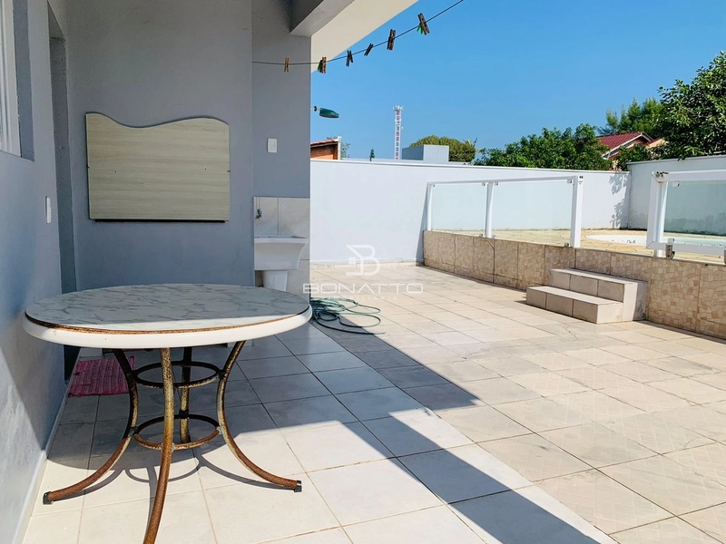 Frente leste com piscina: 6ª foto da galeria de imagens do imóvel