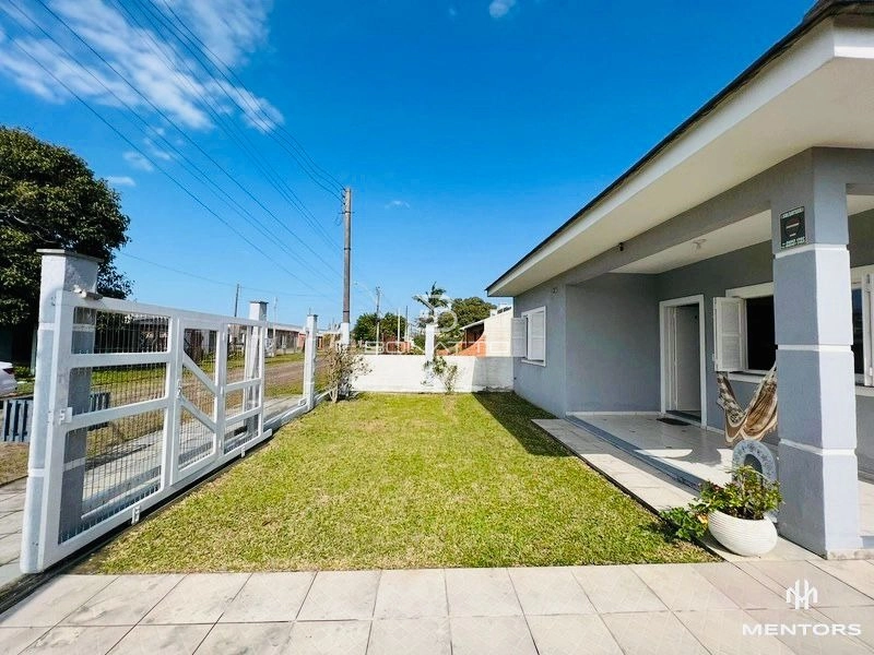 Frente leste com piscina: 2ª foto da galeria de imagens do imóvel