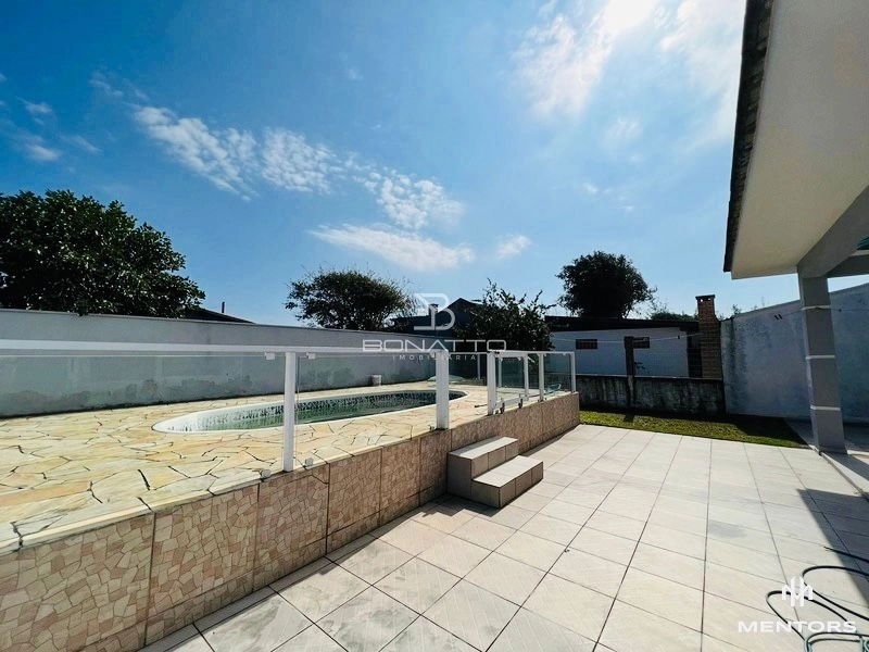 Frente leste com piscina: 4ª foto da galeria de imagens do imóvel