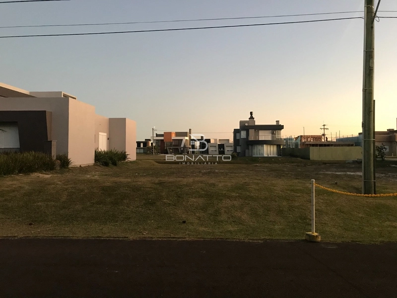 Lote beira lago à venda no Condomínio Riviera: 1ª foto da galeria de imagens do imóvel