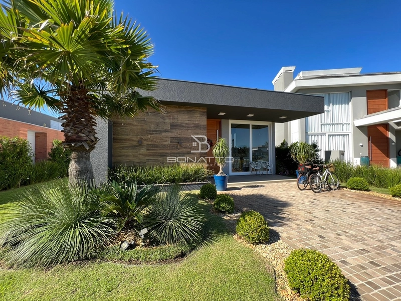Casa térrea beira lago: 1ª foto da galeria de imagens do imóvel
