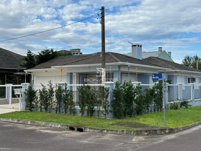 Casa a venda de esquina com 4 dormitórios em Atlantida Sul: 1ª foto da galeria de imagens do imóvel