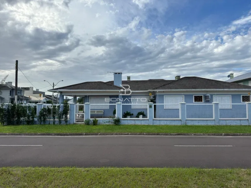 Casa a venda de esquina com 4 dormitórios em Atlantida Sul: 3ª foto da galeria de imagens do imóvel