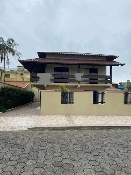 CASA AVERBADA NA MEIA PRAIA - NAVEGANTES/SC: 1ª foto da galeria de imagens do imóvel