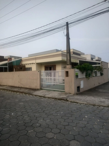 CASA DE ESQUINA COM PISCINA EM GRAVATÁ DE NAVEGANTES: 2ª foto da galeria de imagens do imóvel