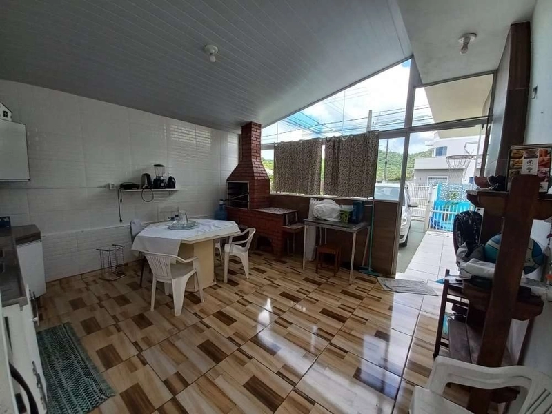 CASA DE ESQUINA COM PISCINA EM GRAVATÁ DE NAVEGANTES: 8ª foto da galeria de imagens do imóvel