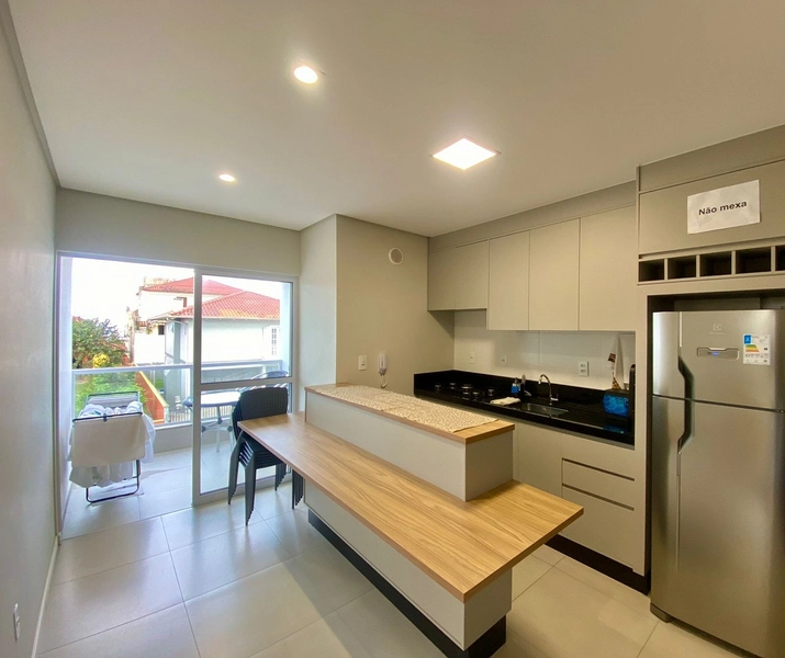 APARTAMENTO MOBILIADO A POUCOS PASSOS DA PRAIA EM NAVEGANTES/SC: 1ª foto da galeria de imagens do imóvel