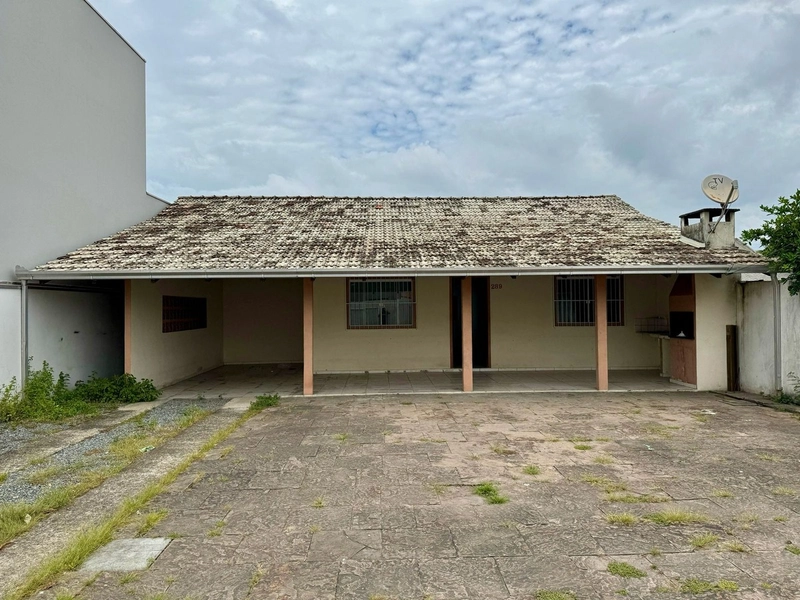 CASA NO CENTRO DE NAVEGANTES/SC: 1ª foto da galeria de imagens do imóvel
