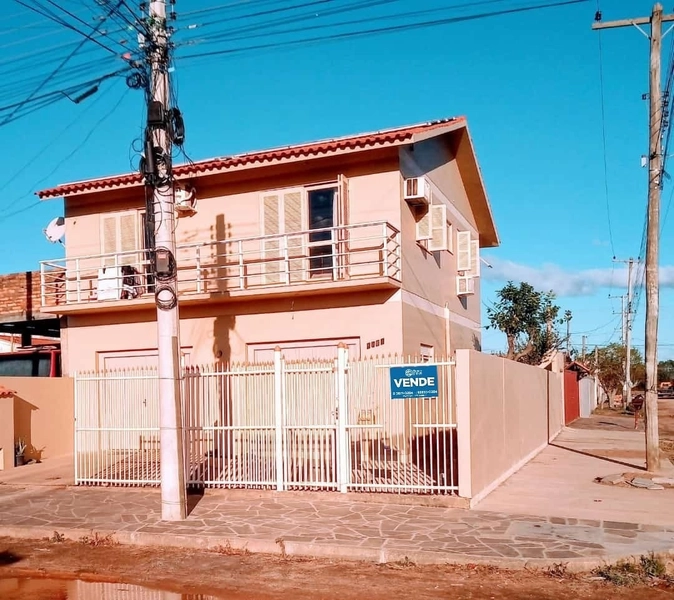 SOBRADO A VENDA, UMA QUADRA DO IFISUL