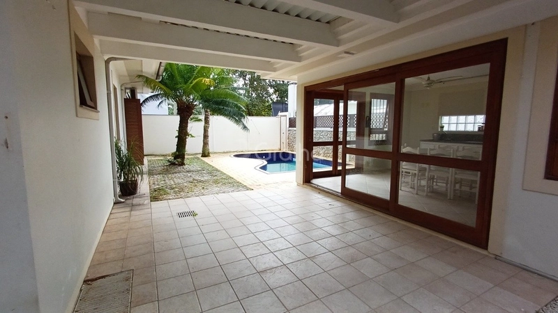 Casa com 4 suítes em Jurerê: 2ª foto da galeria de imagens do imóvel