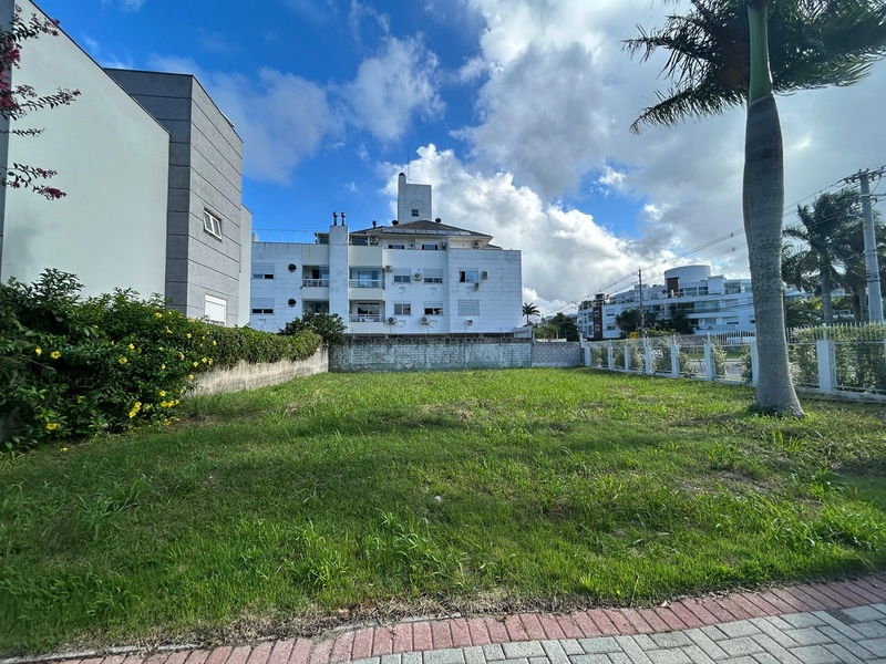 Terreno na Cachoeira do Bom Jesus em condomínio