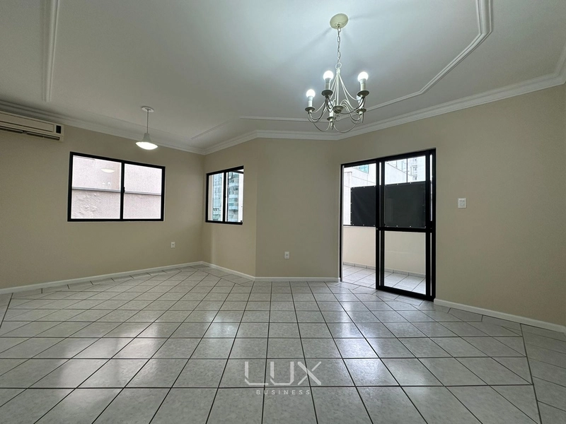 APARTAMENTO PRONTO NO CORAÇÃO DA MEIA PRAIA: 5ª foto da galeria de imagens do imóvel