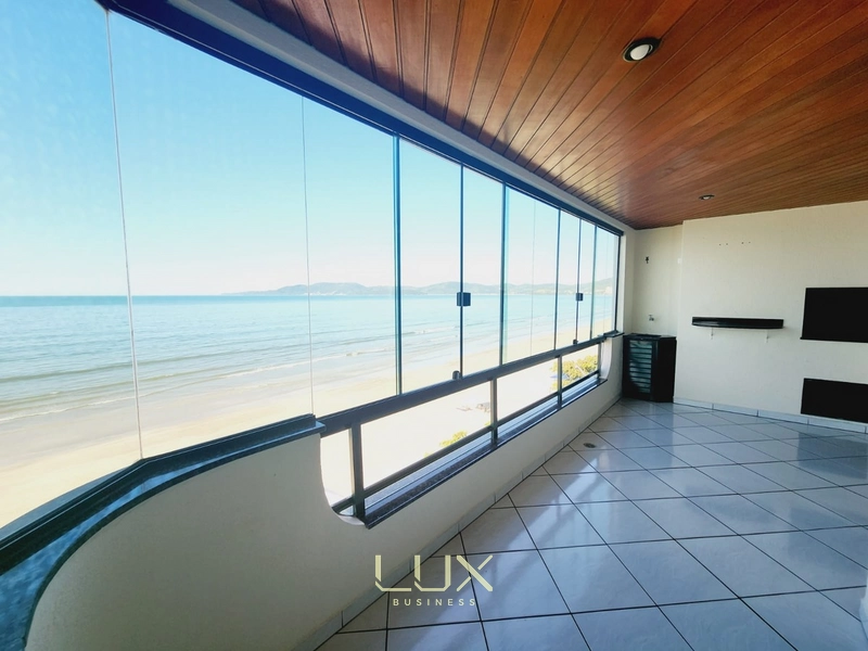 Apartamento à Venda Frente Mar em Meia Praia: 2ª foto da galeria de imagens do imóvel