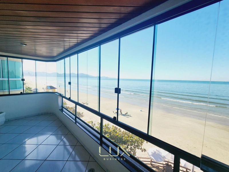 Apartamento à Venda Frente Mar em Meia Praia: 1ª foto da galeria de imagens do imóvel