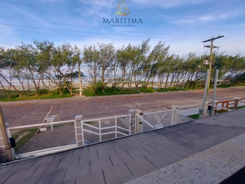 Casa de 03 dormitórios com piscina, em frente ao mar!: 3ª foto da galeria de imagens do imóvel