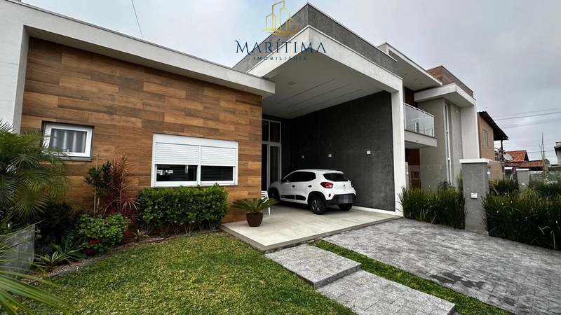 Casa térrea com piscina no Centro de Tramandaí!