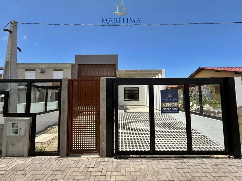 Casa nova com 03 quartos a venda no Centro de Imbé!