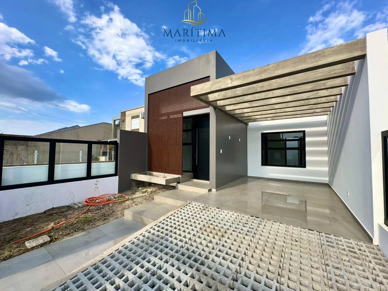 Casa nova com 03 quartos a venda no Centro de Imbé!