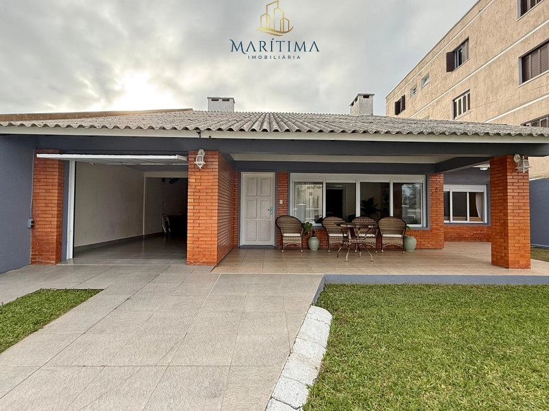 Casa mobiliada a venda no Centro de Tramandaí, próxima ao mar!