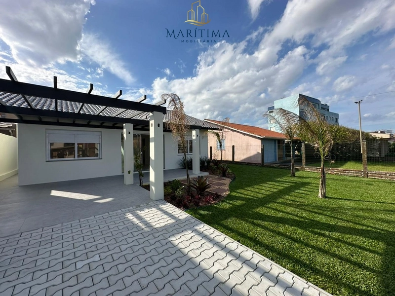 Casa térrea nova a 2 quadras do mar, em região central em Tramandaí!: 2ª foto da galeria de imagens do imóvel