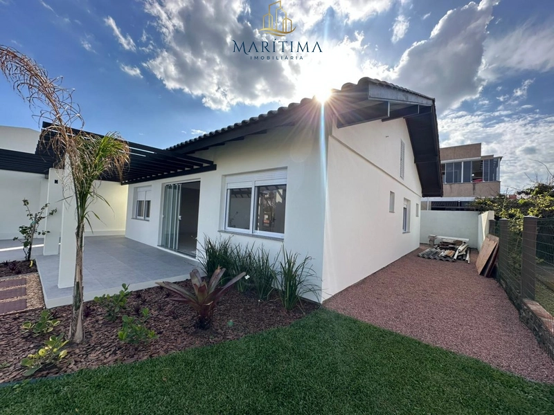 Casa térrea nova a 2 quadras do mar, em região central em Tramandaí!