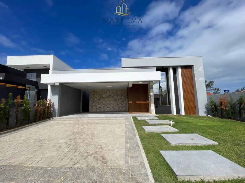 Casa térrea, nova, com piscina e a 500 metros da beira mar!