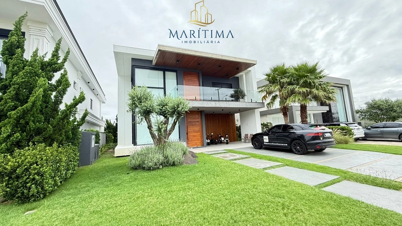 Sobrado com 05 suítes, em condomínio fechado!