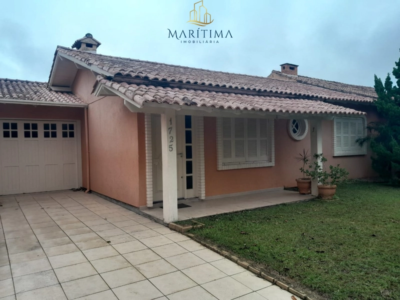 Casa mobiliada com 03 dormitórios, no Centro de Imbé!